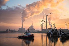 Schlepper Waterpoort in Eemshaven an einem kalten Morgen von Jan Georg Meijer