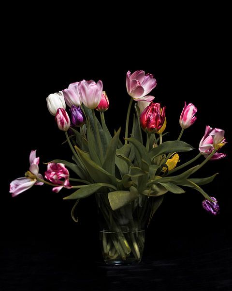 Ein Strauß blühender Tulpen von Atelier Liesjes