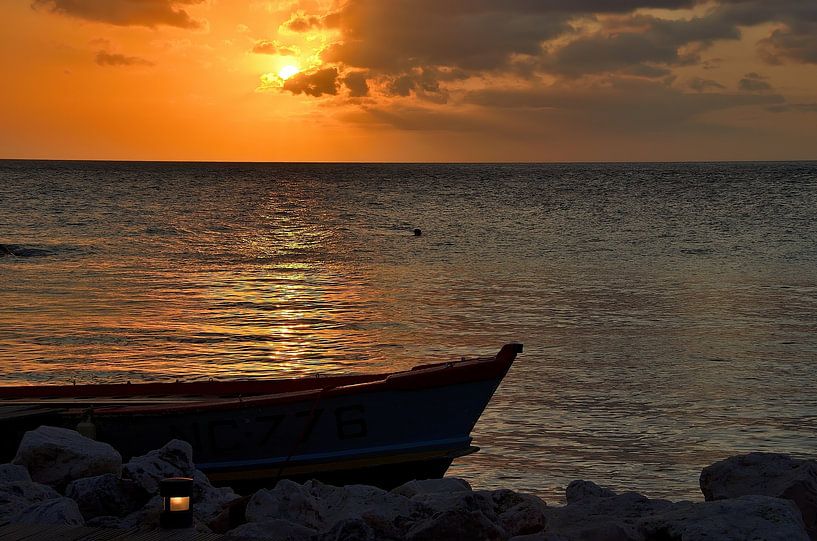 Fischerboot bei Sonnenuntergang von Karel Frielink