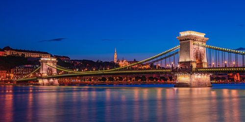 Boedapest Skyline - De Kettingbrug en het Vissersbastion in de schemering