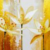 Zeitlos abstrakt: Drei weiße Lilien auf Gold von Studio Pieternel