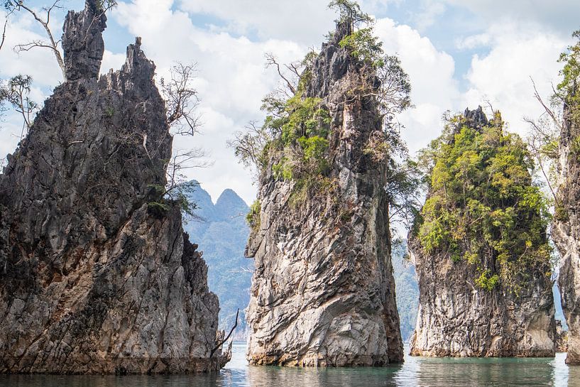 Roches karstiques dans le parc national de Khao sok, Thaïlande par Andrew van der Beek