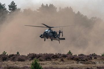 Apache-Kampfhubschrauber (AH-64) der Königlichen Niederländischen Luftwaffe bei der Landung auf der  von Jaap van den Berg