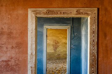 Kolmanskop, Red, Blue, Yellow van Ton van den Boogaard