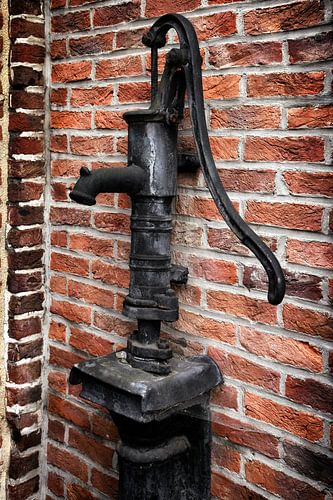 Oude waterpomp - industriële retro romantiek