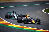 Max im Kampf mit George Russel auf der Rennstrecke von Spa-Francorchamps