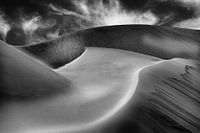 Abstracte foto van zandduinen in zwart-wit