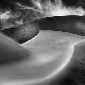 Abstracte foto van zandduinen in zwart-wit van Chris Stenger