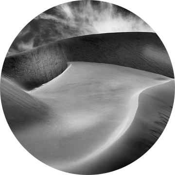 Abstracte foto van zandduinen in zwart-wit van Chris Stenger
