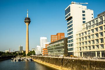 Rheinturm und Gehry Bauten in Düsseldorf Rhein