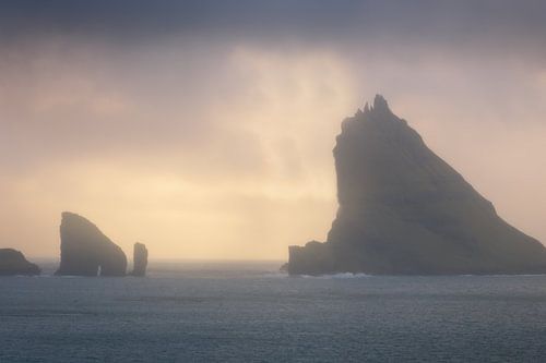 Le rocher Drangarnir dans la lumière dorée sur les îles Féroé sur Jos Pannekoek