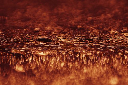 Abstracte fotografie eyecatcher: reflecties van waterdruppels van Marjolijn van den Berg