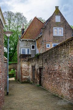 Steegje in het hart van Middelburg van Donate Molema