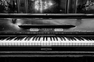 Altes Klavier schwarz und weiß