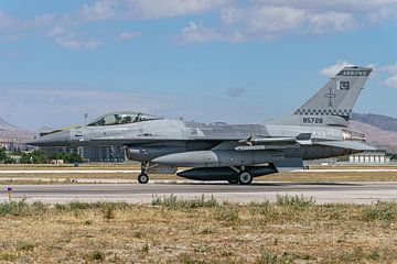 Pakistaanse General Dynamics F-16AM Fighting Falcon. van Jaap van den Berg