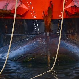Der Bug eines Schiffes, das festgemacht wird von scheepskijkerhavenfotografie