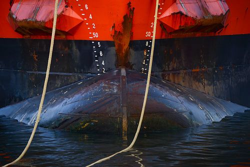 The bow of a ship being moored by scheepskijkerhavenfotografie
