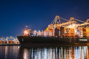 Containerschiff am Containerterminal angedockt