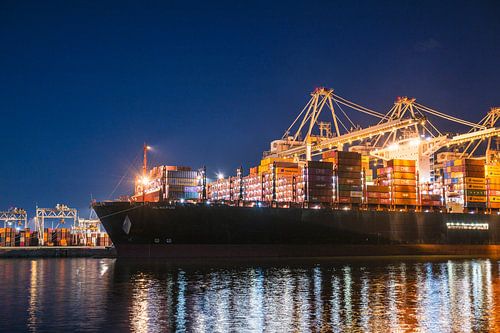 Containerschip aangemeerd bij de containerterminal