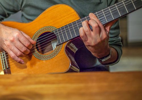 Man speelt akoestische gitaar