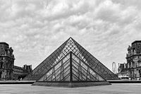 Symmetrical black-and-white photo of the Louvre