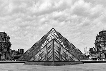 Symmetrische zwart-wit foto van het Louvre van Simone Diederich