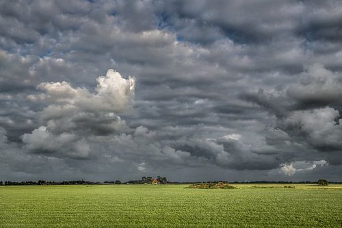 Friesische Landschaft bei Waaxens mit dunklem Wanderhimmel