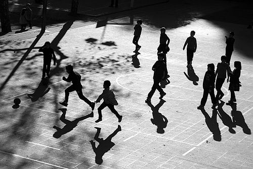 spelende kinderen op een schoolplein