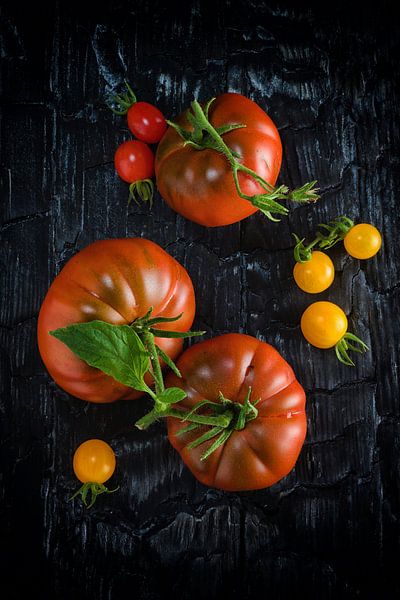Kleine en grote tomaten van Winne Köhn