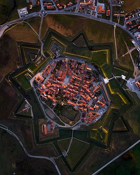 Le fort en étoile d'Almeida à la lumière du soleil sur Ewold Kooistra