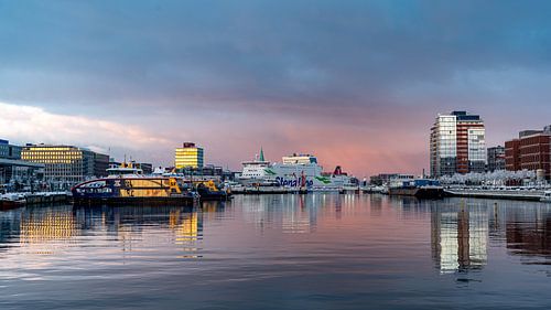 Winterblick über die Hörn – Klappbrücke und Fähre im Einklang