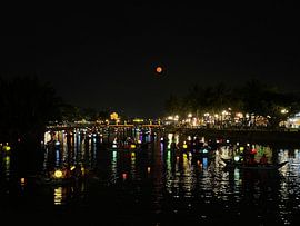 Laternen auf dem Fluss in Hoi An von Vincent Dekker
