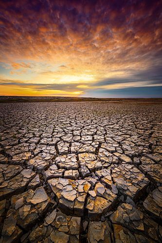 Droogte aan de Groningse Waddenkust tijdens zonsondergang