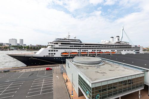 Het MS Rotterdam aan de Cruise Port in Rotterdam