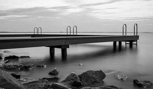 Steiger bij Grevelingenmeer in zwart-wit