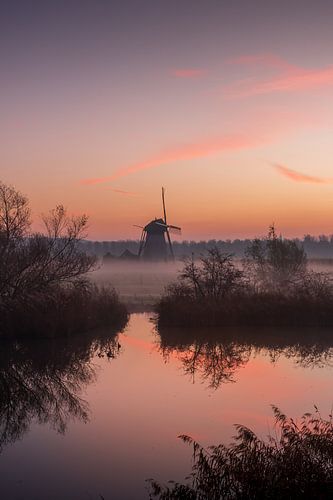 Zonsopkomst bij molen in de polder