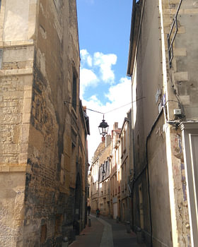 Kleine alte Nebenstraße (Rue Vauquelin) in Caen, Frankreich