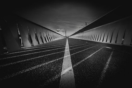 Volg de weg op de brug.