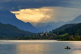 Ciel dramatique avant le coucher du soleil au lac Weissensee