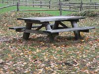 Een picknickbank bij celtic fields