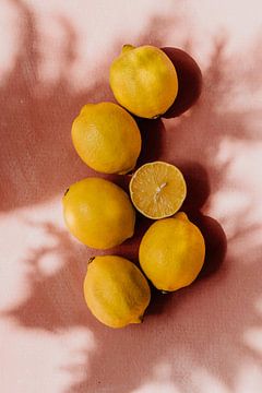 Zomers tafereel, gele citroenen op roze achtergrond | deel 1 van Yvette Baur
