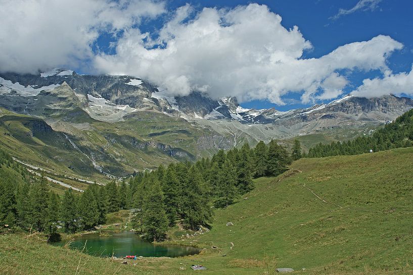 Weites Panorama mit dem Blauen See im Vordergrund und dem Matterhornmassiv im Hintergrund. von Gert van Santen