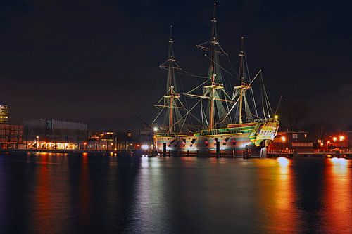 VOC schip in de haven van Amsterdam Nederland bij nacht