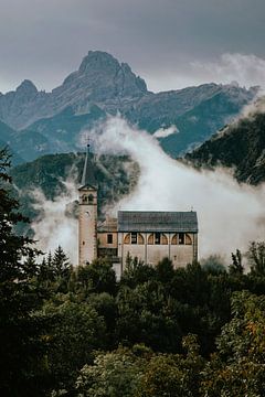 Kerkje in Italië, gebergte Dolomieten van Marianne Voerman