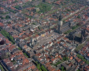 Luchtfoto van de Nieuwe Kerk en Oude Kerk in Delft 1985 van Frans Rombout