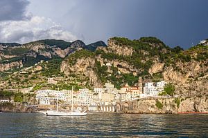 Blick auf Atrani an der Amalfiküste in Italien