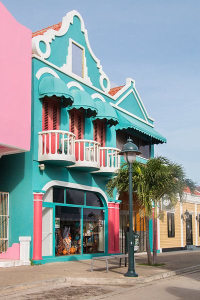 Kleurrijke huisjes van Kralendijk, Bonaire von Aukelien Philips