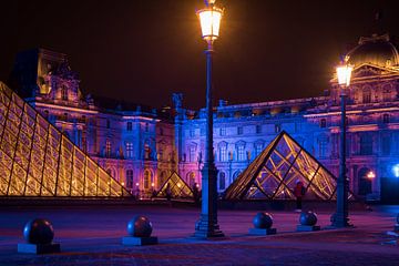 Louvre museum at night, Parijs. van Bart van der Heijden