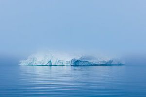 Eisberg im Nebel in der Diskobucht, Grönland von Martijn Smeets