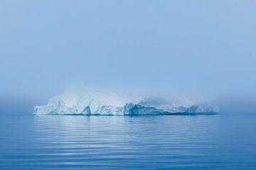IJsberg in de mist in Disko Bay, Groenland van Martijn Smeets